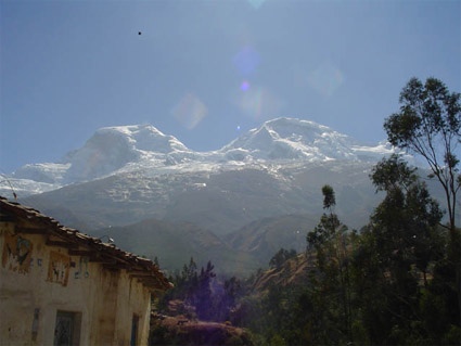 Huascarán desde Musho, pueblo de partida