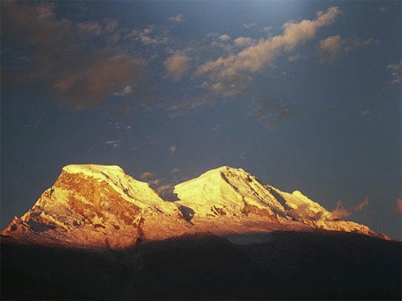 Puesta de sol sobre el Huascaran desde el pueblo de Yungay