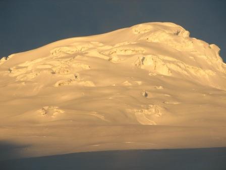 Cayambe desde el refugio al atardecer