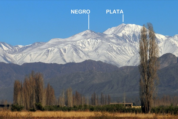 Cerro Negro desde el llano mendocino.